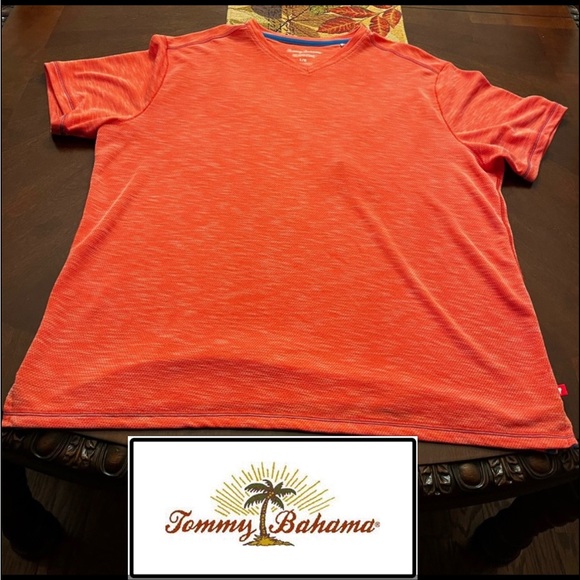 Tommy Bahama V-neck NWOT🦈